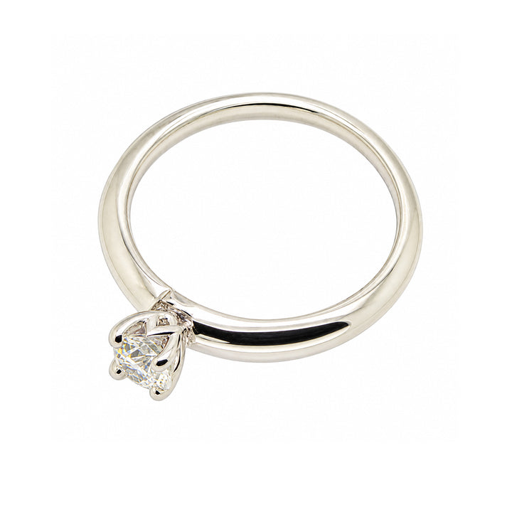 Pre-owned platinum diamond solitaire ring
