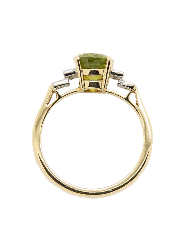 Pre-owned 18ct yellow gold Peridot and 6 Diamond ring